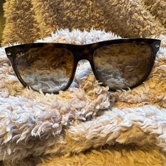 Ray-Ban Tortoise Shell Frame Sunglasses - Picture 3 of 8